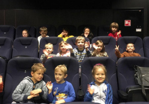 dzieci w kinie