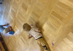 chłopiec czołga się po podłodze