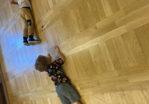 dzieci czołgają się po podłodze