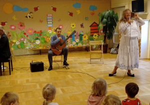 dzieci uczestniczą w koncercie muzycznym