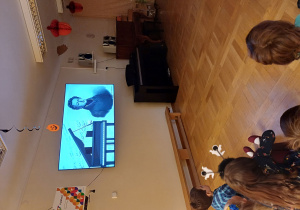 dzieci oglądają prezentację multimedialną