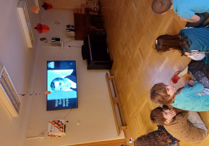 dzieci oglądają prezentację multimedialną