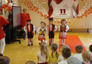 Czworo dzieci w trakcie występu tanecznego