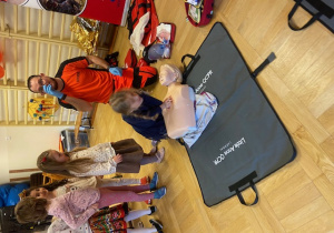Dzieci uczą się robić masaż serca