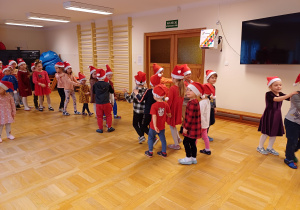 dzieci bawią się na sali gimnastycznej