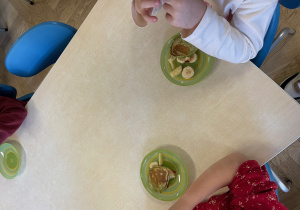 dzieci jedzą zielone pankejki z owocami