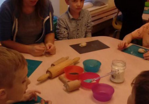 dzieci robią kulebiaki