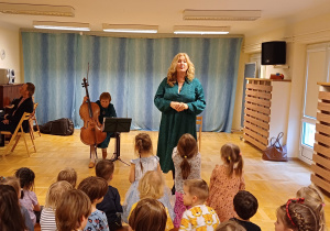 dzieci uczestniczą w koncercie muzycznym