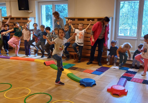 dzieci ćwiczą na sali gimnastycznej