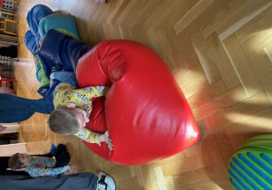 Chłopiec czołga się na pufie
