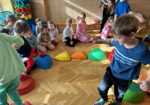 Dzieci podczas zabawy równoważnej
