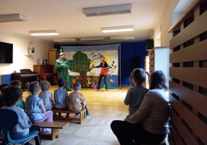 Grupa dzieci ogląda przedstawienie