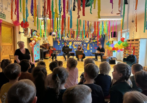 dzieci oglądają koncert