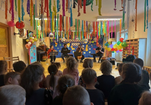 dzieci oglądają koncert
