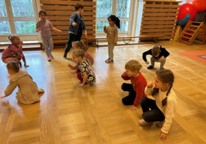 dzieci bawią się w zabawę ruchową