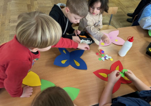 dzieci robią pracę plastyczną - motyla