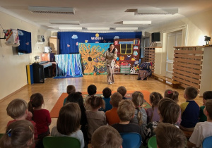 dzieci oglądają przedstawienie