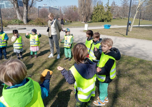 Dzieci stoją w kręgu i trzymają się za ręce