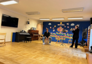 dzieci oglądają artystów na scenie