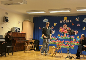 dzieci oglądają artystów na scenie