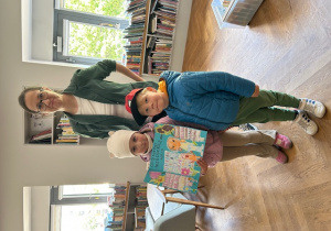 dzieci stoją z panią bibliotekarką