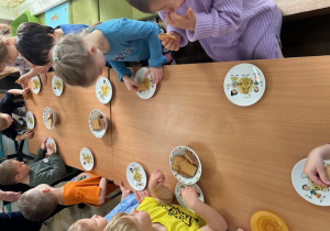 dzieci jedzą ciasteczka z miodem