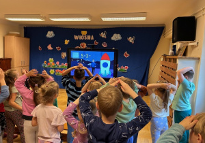 dzieci robią ćwiczenia