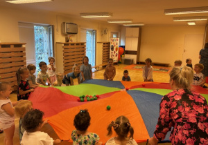 dzieci bawią się z panią chustą