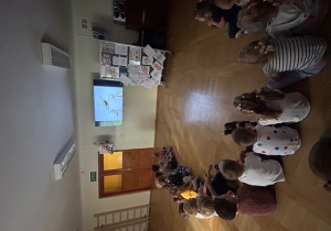 dzieci oglądają film edukacyjny