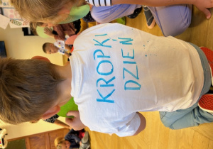 chłopiec siedzi w kole