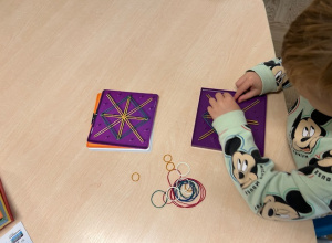 Zabawy z gumkami recepturkami w grupie Sówek