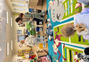 dzieci segregują śmieci