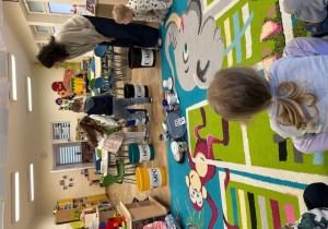 dzieci segregują śmieci