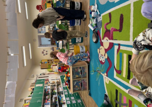 dzieci segregują śmieci