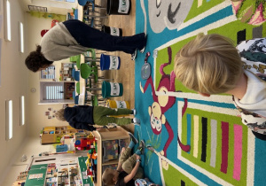 dzieci segregują śmieci