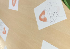 Stolik z kolorowankami "Dziewczynka z chryzantemami"