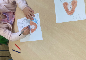 Dziecko koloruje kolorowankę