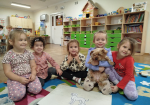 Grupa dzieci na dywanie