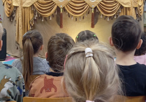 Dwie kukiełki i scenografia