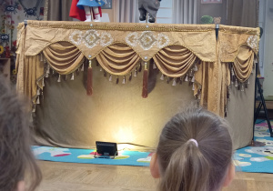 Dwie kukiełki i scenografia