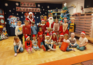 Duża grupa dzieci z Mikołajem i panią Mikołajową