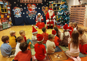 Grupa dzieci patrzy na aktorów