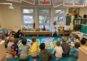 dzieci słuchają autorki