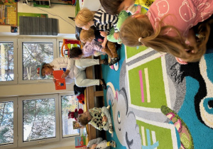 dzieci słuchają autorki