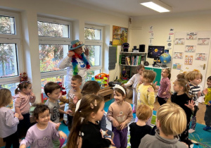 dzieci bawią się z autorką