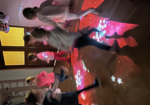 dzieci bawią się na podłodze interaktywnej