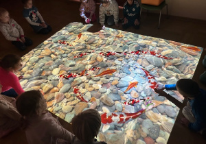 dzieci bawią się na podłodze interaktywnej