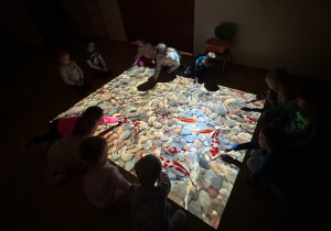 dzieci bawią się na podłodze interaktywnej