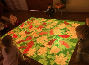 Zabawy na podłodze interaktywnej