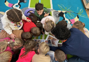 dzieci oglądają zdjęcia